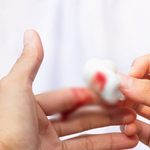 El polvo hemostático de quitosano Haishi Hainuo es adecuado para el tratamiento de heridas superficiales, cuidados de enfermería y hemostasia. Es pequeño. - Product Image 1