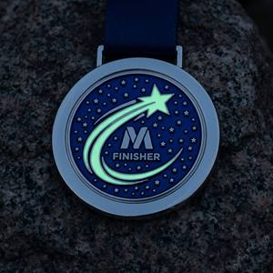 Medalla Luminosa Personalizada de Plata Antigua que Brilla en la Oscuridad <span class=keywords><strong>para</strong></span> Maratón, Carreras Nocturnas y Eventos de Velocidad - Product Image 1