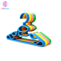 Cintres colorés de haute qualité, polyvalents, personnalisables, pratiques, durables, antidérapants, en plastique, pour la maison