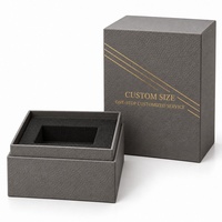 Boîte à parfum rigide gris pierre avec logo personnalisé, 10x10x14cm, design carré, finition brillante, fermeture magnétique, doublure en éponge texturée