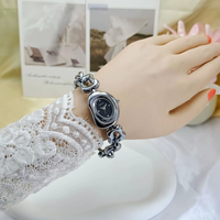 Montre à quartz pour femme, design irrégulier, élégante et raffinée, idéale pour le quotidien, les cadeaux et les soirées N2606056