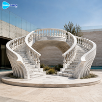 Escalier en marbre avec rampes, marches doublement courbées, balustrade sculptée à la main pour villa, hôtel, jardin, lieu de mariage, décoration d'entrée