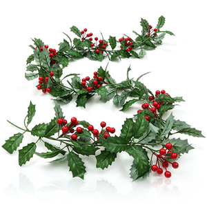 Guirlande artificielle de houx de Noël avec baies rouges et feuilles enneigées pour la décoration murale et les couronnes - Product Image 2