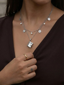 Collar Personalizado de Acero Inoxidable con Cadena de Eslabones, Mini Medallón con Nombre Grabado, Collar que se Puede Abrir - Product Image 3