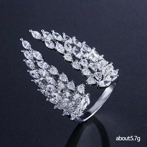 Anello Regolabile con Design ad Ali, Stile Creativo per Donne - Product Image 1