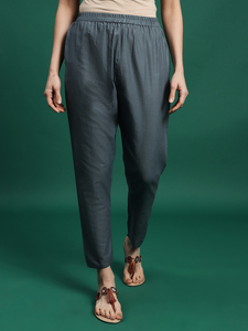 Ensemble Kurta et pantalon pour femme, couleur unie grise, broderie élégante, col en V, été, avec dupatta, pur coton - Product Image 6