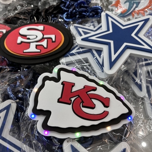 Collier numérique personnalisé en EVA 3D avec logo d'équipe de football et de basketball, aimant détachable via anneau pour garçons athlètes - Product Image 3