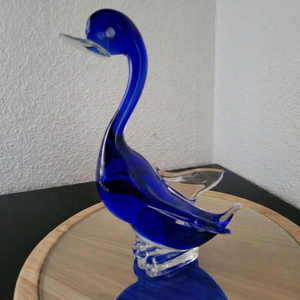 Figura de cisne de vidrio azul soplado a mano, artesanía decorativa con temática animal, hecha de vidrio soplado, pieza de arte hecha a mano - Product Image 1