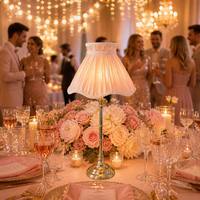 Elegante Lámpara de Mesa Inalámbrica con Pantalla Blanca con Volantes, Base de Latón Dorado, Control Táctil, Recargable, para Bodas, Exhibiciones, Decoración de Fiestas