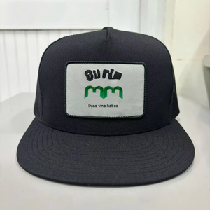 Casquette de camionneur noire de haute qualité personnalisée pour hommes, 5 panneaux, profil haut, maille respirante, avec logo brodé. - Product Image 1