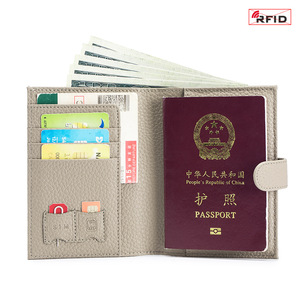 Porte-passeport en cuir véritable de qualité supérieure couverture Rfid voyage portefeuille cartes protecteur avec fente pour <span class=keywords><strong>carte</strong></span> SIM SD sac à fermeture éclair - Product Image 5