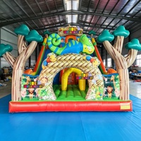 Structure gonflable commerciale combinée toboggan et château sauteur en PVC, thème animaux de la jungle caméléon, pour location de fêtes d'enfants