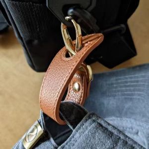 Clip para Sombrero de Viaje al por Mayor, Hecho de Cuero Sintético y Zinc, Sujeta Sombreros a Mochilas y Equipaje - Product Image 6