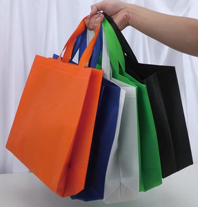 Vente en gros de sacs de transport non tissés avec logo personnalisé découpé à l'emporte-pièce pour utilisation en magasin d'aliments, cosmétiques, boissons et vêtements - Product Image 3