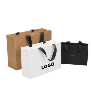 Sacs d'emballage pour bijoux et vêtements en papier blanc et noir de haute qualité, avec logo personnalisé OEM imprimé, pour les entreprises - Product Image 2