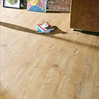 Vente en gros d'usine Ac4 Hdf Plancher stratifié à grain de bois 9mm 10mm 12mm Revêtement de sol stratifié imperméable