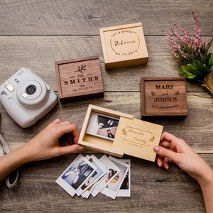 Boîte photo en bois gravée écologique avec couvercle coulissant pour le rangement de bijoux et de cadeaux, design personnalisable - Product Image 1