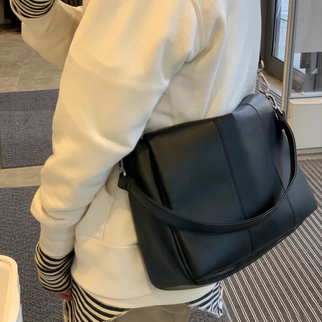 2024 New Men's Trendy Commuting Crossbody Bag With A High-end Feel, Large-capacity Leather Single-shoulder , And Casual Messe