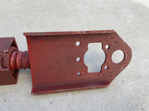 מחבר פלדה מודרני ועמיד במיוחד לתבניות בטון עם פלטה כפופה מתכווננת לגודל, ליישור תבניות ותמיכה בקירות - Product Image 5