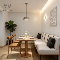 Table en bois massif, canapé en tissu gris clair, ensemble de chaises en cuir marron, style minimaliste nordique pour café, restaurant, hôtel.