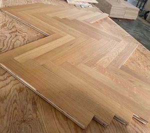 <span class=keywords><strong>Parquet</strong></span> en chêne européen à chevrons, surface brossée naturelle, vente en gros directe d'usine, revêtement de <span class=keywords><strong>sol</strong></span> en bois d'ingénierie <span class=keywords><strong>pour</strong></span> l'intérieur - Product Image 3