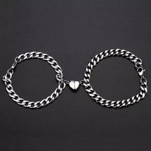 Bracelet magnétique en alliage en forme de cœur haut de gamme, polyvalent, en acier inoxydable, pour couples et enfants, vente en gros principalement - Product Image 3