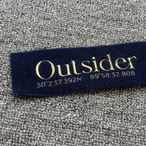 Etiqueta de tamaño personalizada tejida en rollo, ecológica, de alta densidad, de damasco, satén y algodón, con pliegue central, para coser en el cuello, con reverso termoadhesivo para ropa - Product Image 1