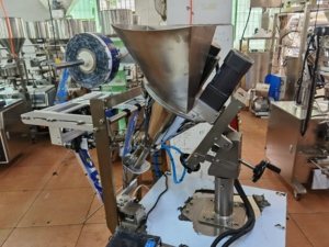 Macchina automatica per il riempimento di detersivi in <span class=keywords><strong>polvere</strong></span> per il detersivo in <span class=keywords><strong>polvere</strong></span> per <span class=keywords><strong>sapone</strong></span> 10-500g di plastica - Product Image 3