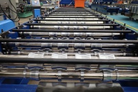 Venta Directa de Fábrica de Máquina Formadora de Rollos de Tejas Metálicas de Una Sola Capa Personalizada y Máquina de Fabricación de Placas de Acero para Techos