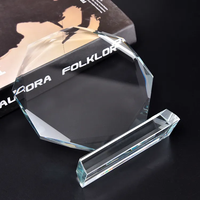 Plaque de trophée en cristal transparent avec design polygone facetté et base polie transparente pour les trophées et récompenses d'entreprise