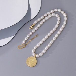 Collar de Moda con Cadena de Perlas de Arroz, Colgante Redondo con Circonita Arcoíris y Amuleto de Ojo de Diablo - Product Image 4