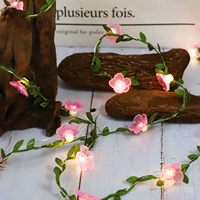 Vignes de fleurs avec guirlande lumineuse 30 LED à distance guirlande à piles pour décorations de Noël de chambre à coucher (fleur de cerisier)