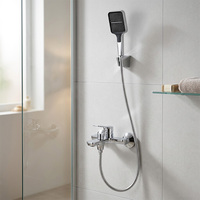 Robinet de baignoire mural en laiton avec douchette cascade et cartouche céramique pour salles de bain d'appartements et d'hôtels
