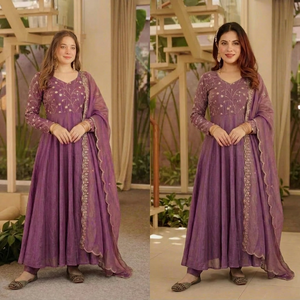 Traje ANARKALI con pantalón y dupatta, de seda Cosmos pesada con bordado de lentejuelas - Product Image 3