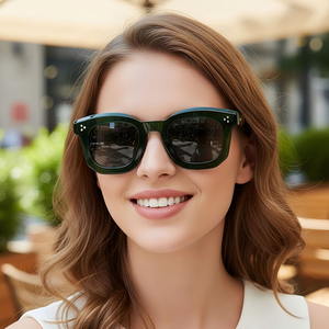 Lunettes de soleil carrées vintage 2026 avec logo personnalisé, monture épaisse couleur bonbon, protection UV400, rivets, pour femmes et hommes - Product Image 3