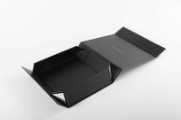 Boîte rigide pliable noire mate avec logo personnalisé, fermeture magnétique, boîte en papier pliable pour emballage cadeau de cosmétiques de mode