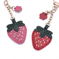 Porte-clés en cuir véritable le plus vendu, fait main, avec breloque fraise, motif dessin animé mignon et frais, pendentif de sac, accessoire de voiture