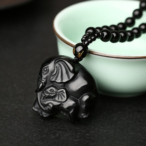 Venta al por mayor barato personalizado protección religiosa negro Animal Jade elefante cristal colgante cuentas collares joyería
