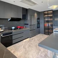 Cuisine Modulaire Bicolore Gris Rose avec Étagère Ouverte LED, Plan de Travail en Marbre Artificiel Écologique, Intégration Personnalisée Salle à Manger-Cuisine