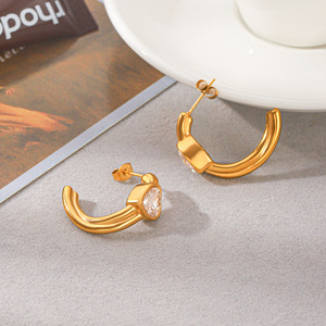 Pendientes delicados con circonita cúbica en forma de corazón, de acero inoxidable pulido antideslustre, accesorios diarios para las orejas para damas. - Product Image 4