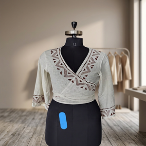Blusa de lino y algodón vintage para mujer, con cuello en V, bordada, de manga tres cuartos, con estampado geométrico, venta al por mayor - Product Image 2