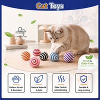 Jouet pour chat en peluche minimaliste sophistiqué aux tons neutres et aux accents en sisal naturel pour griffer