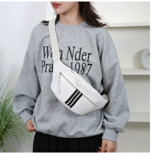 Riñonera Unisex Negra de Poliéster con Tres Rayas Blancas y Cierre para Correr y Gimnasio - Product Image 4