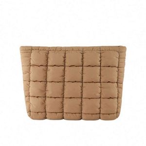 Bolsa de Maquillaje Cosmética Acolchada de Nailon Ligero y Suave con Relleno de Plumón para Invierno 2024 con Logotipo Personalizado - Product Image 1