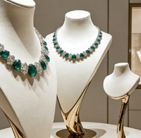 Présentoir à bijoux élégant en forme de buste abstrait avec éclairage LED, organisateur de bijoux en velours pour la vente de colliers haut de gamme