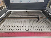 JQLaser 1610 1810 Machine de découpe laser CO2 pour tissu/étiquette Caméra CCD 100W 130W 150W Machine de découpe laser pour textile à alimentation automatique