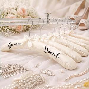 Cintres personnalisés, cintres rembourrés en satin pour robe de mariée, demoiselle d'honneur, accessoires de photographie pour le jour du mariage - Product Image 1