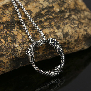 Yunnique – collier avec pendentif tête de loup et dragon en acier inoxydable pour hommes, bijoux en forme d'anneau rond du zodiaque animal, cadeau - Product Image 1