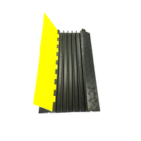 Protecteur de câble électrique à 5 canaux avec gaine jaune OEM avec rampes de bordure en caoutchouc Couvre-câble de sol en PVC Matériau du couvercle de base