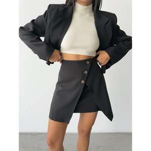 ชุดเสื้อครอปและกระโปรงติดกระดุมสำหรับผู้หญิง สีดำ - Product Image 5